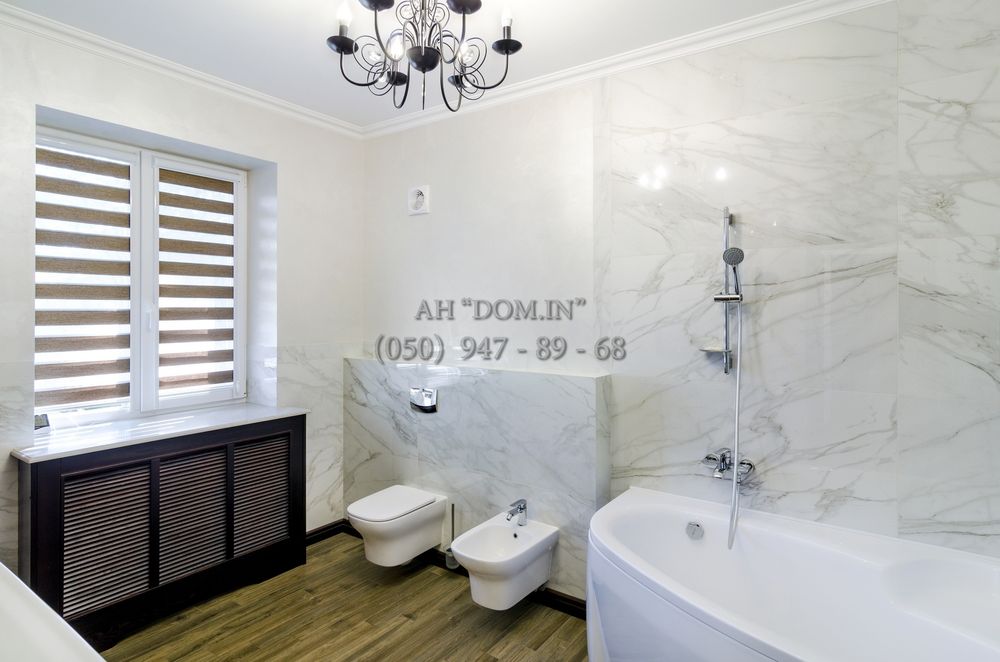 Сучасний будинок біля річки