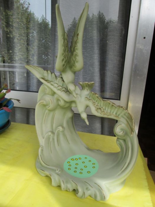 4 estatuetas, 1 jarrão, 1 torre Eiffel e panela barro de ir ao forno