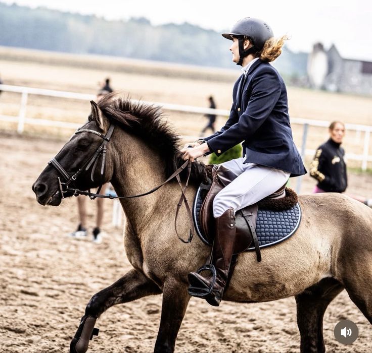 Podkladka pod siodlo z owczym futrem
