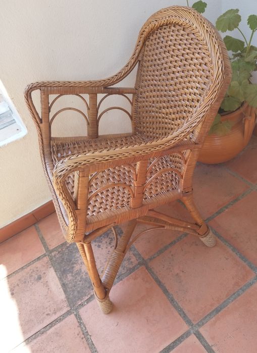 Cadeira com braços de vime, envernizada no tom de teca (int./exterior)