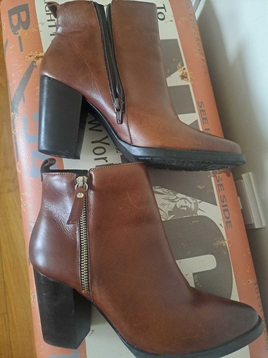 Botas castanho em pele - AREZZO