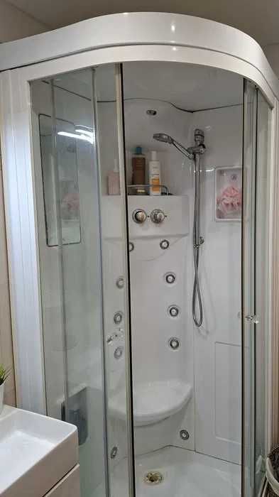 Cabine de duche curva, de canto, incui base e tecto. Perfil de inox curvo, de cima e o debaixo