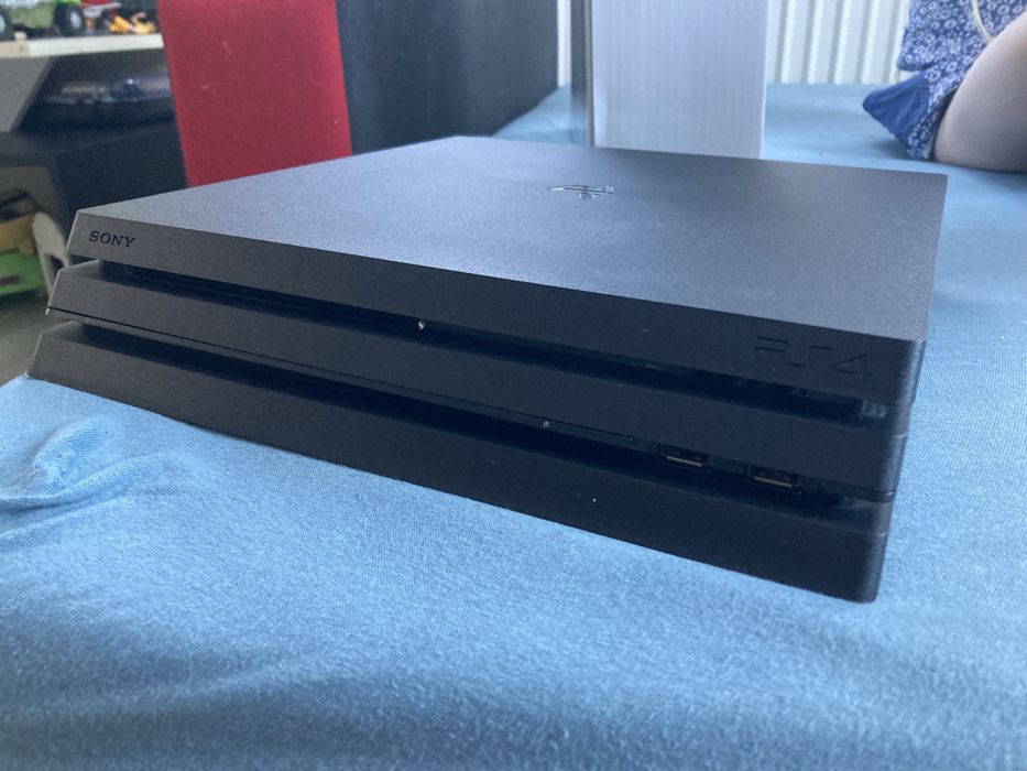 PS4 Pro 1tb  stan bardzo dobry