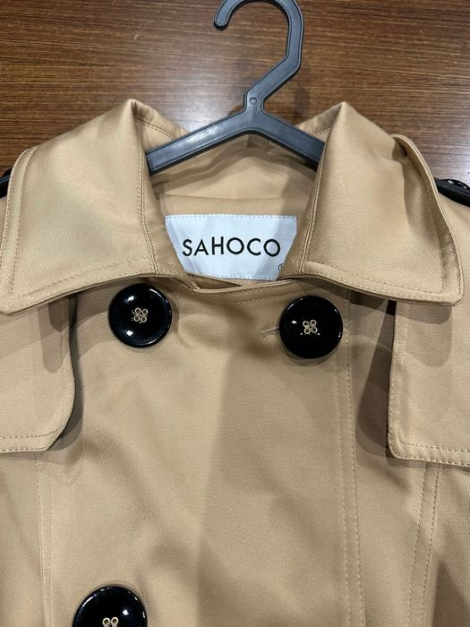 gabardina bege com bordado Sahoco