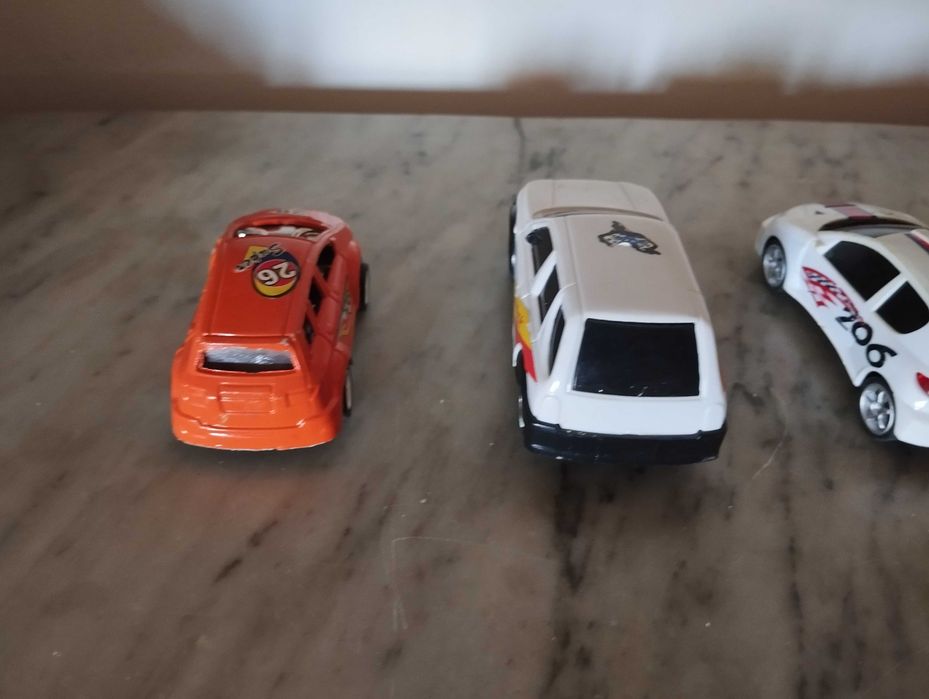 Lote de carros colecionáveis.