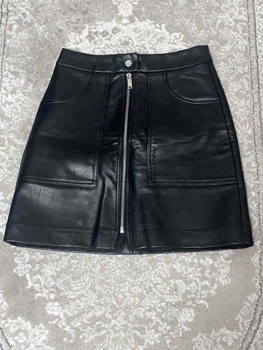 Спідниця еко шкіра на замку stradivarius pull&bear