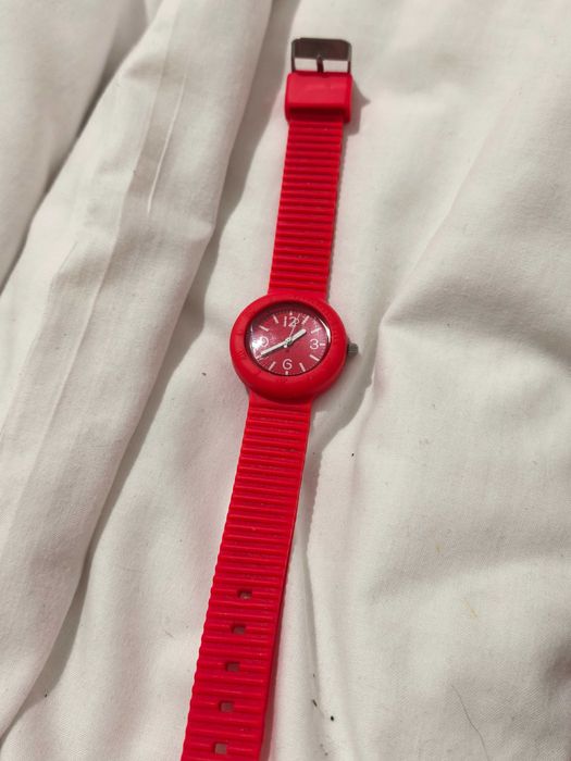 Relógio avon
Pulseira borracha vermelha