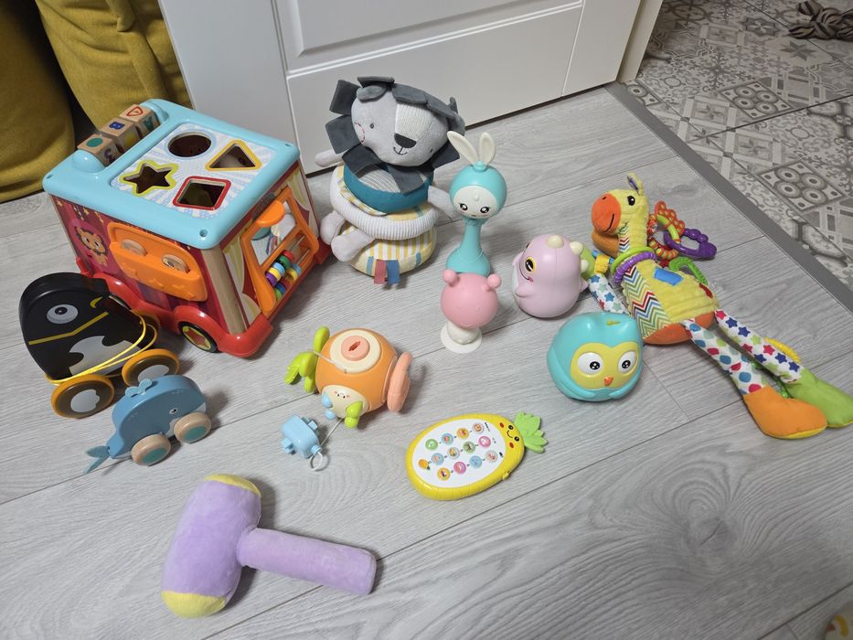 Лот іграшок для малечі