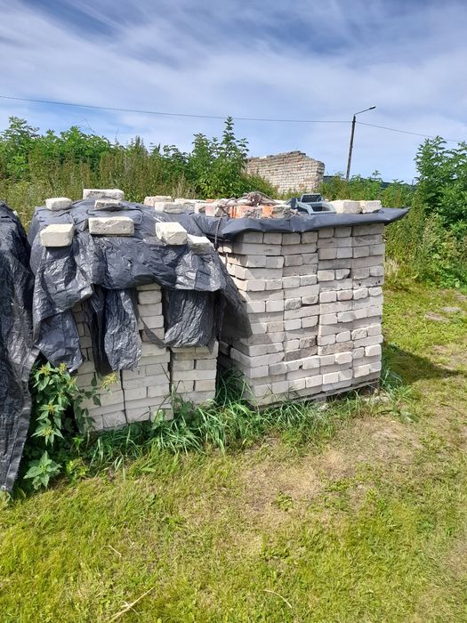 Cegła biała z rozbiórki.