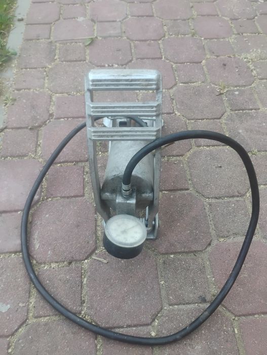Pompka nożna do kół