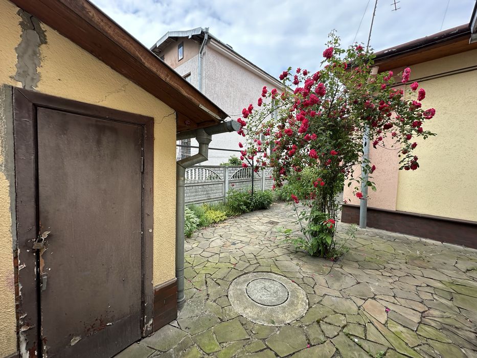 В центрі біля парку півособняк з 2 кухнями та гарному стані 5 кімнат