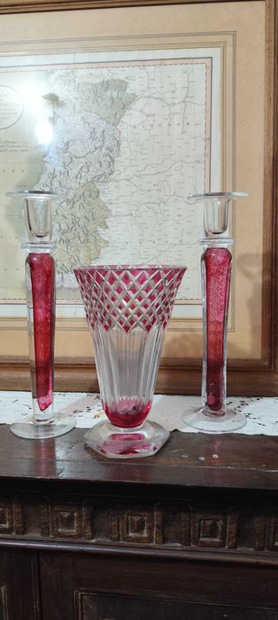 Conjunto decorativo de cor ruby            (jarra +  par de castiçais)