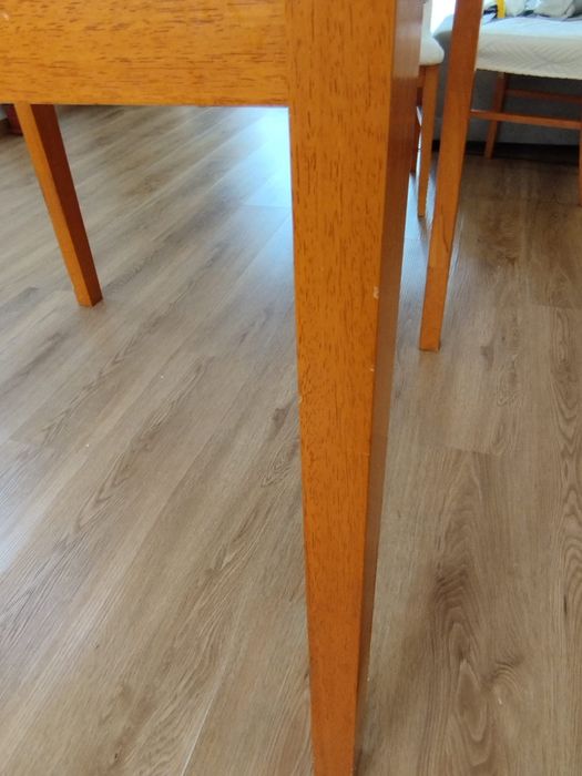 Mesa extensível de madeira maciça + vidro
