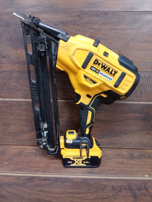 DeWalt DCN650 Gwoździarka z baterią 5ah