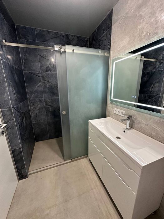 Продам 2- поверховий котедж з ремонтом, меблями, технікою і гаражем.
