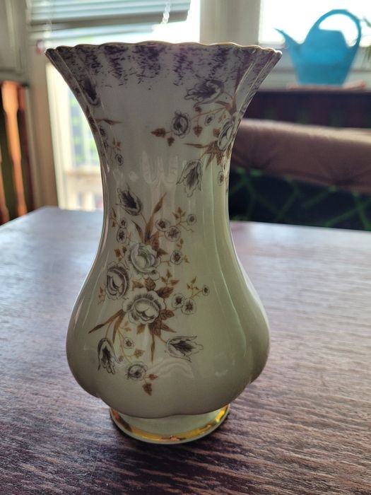 Porcelanowy wazon, świecznik i serwetnik z Chodzieży