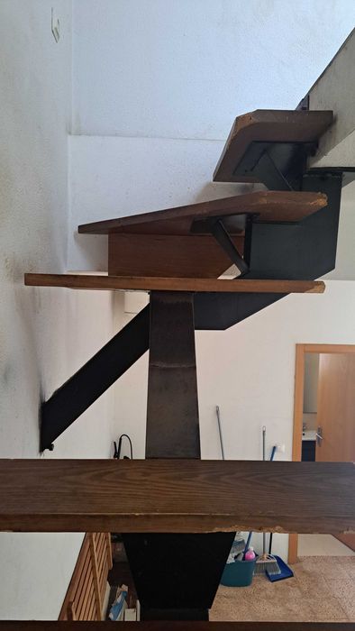 Escada metálica com estrutura em ferro