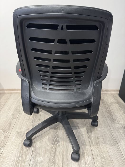 Fotel obrotowy na kółkach firmy vox