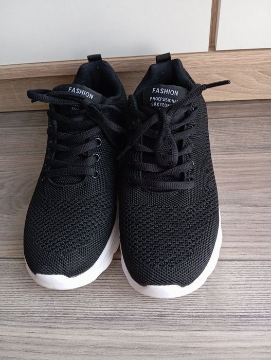 Czarne buty sportowe