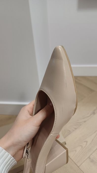 Beżowe pantofle z odkrytą piętą na obcasie słupku