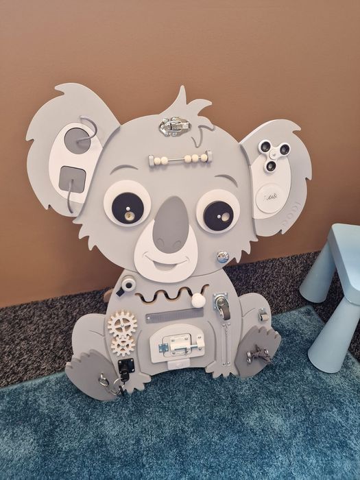 Drewniana tablica manipulacyjna KOALA – sensoryczna zabawka Montessori