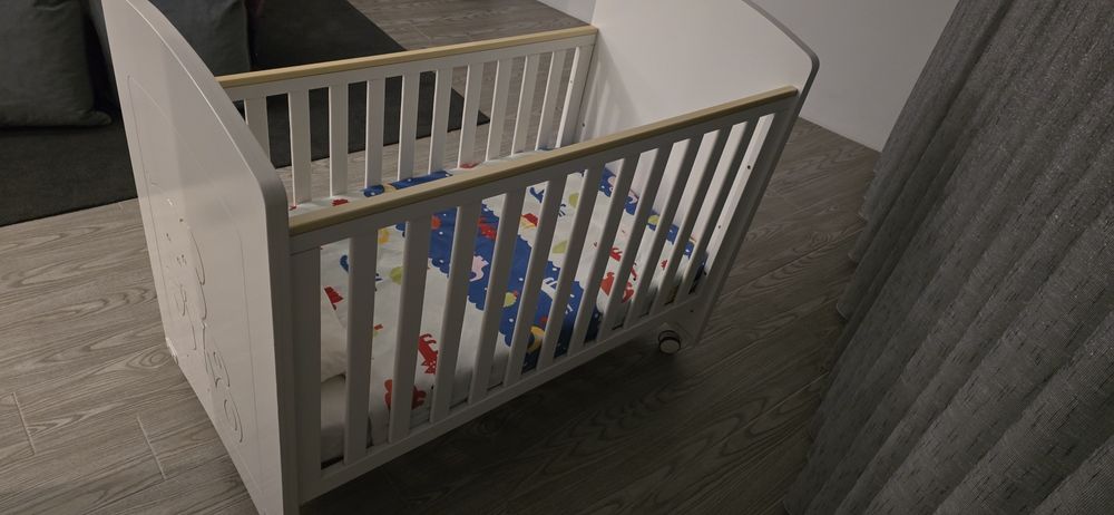 Berço em branco mate