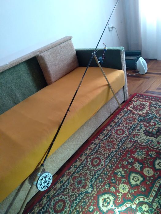 ПРОДАЮ спінінги з котушками,  сигналізаторами і стойками.