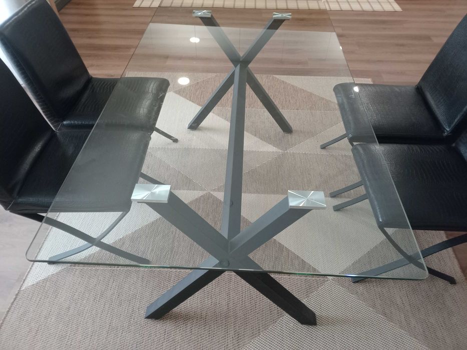 Mesa de jantar em vidro mais 4 cadeiras