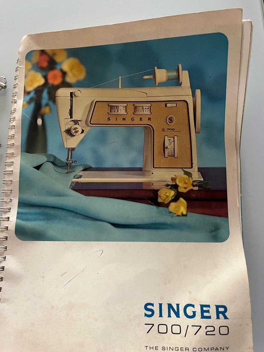 Maquina de Costura Singer antiga 700/720
