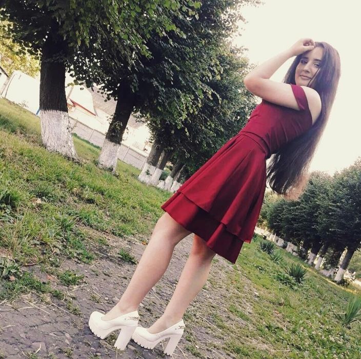 Сукня коктельна бордового кольору