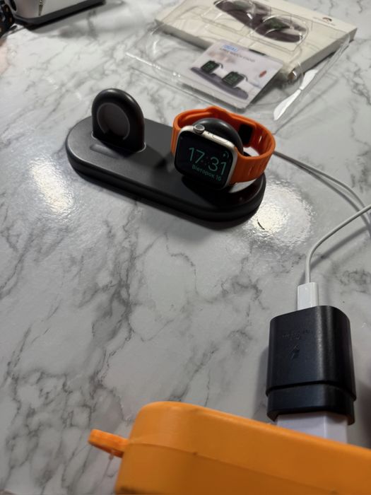 Стенд підставка магнітна для заряджання двох Apple Watch.