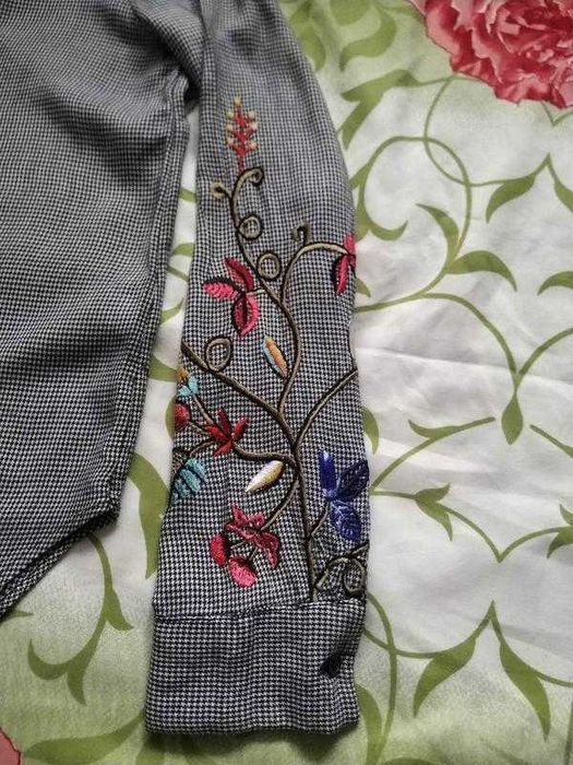 Модна,фірмова блуза,вишиванка,сорочка  з вишивкою на рукавах 44 р-H&M