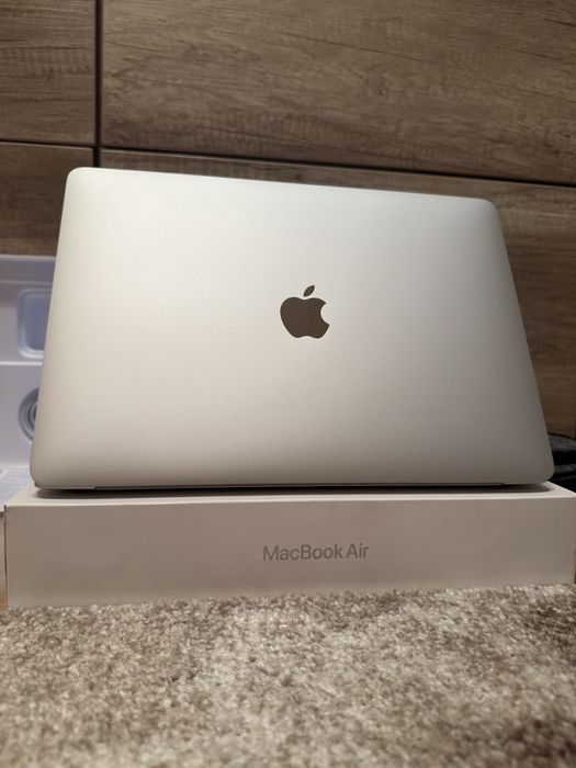Macbook air 13 Intel 8/256 silver (як новий) 22 цикли