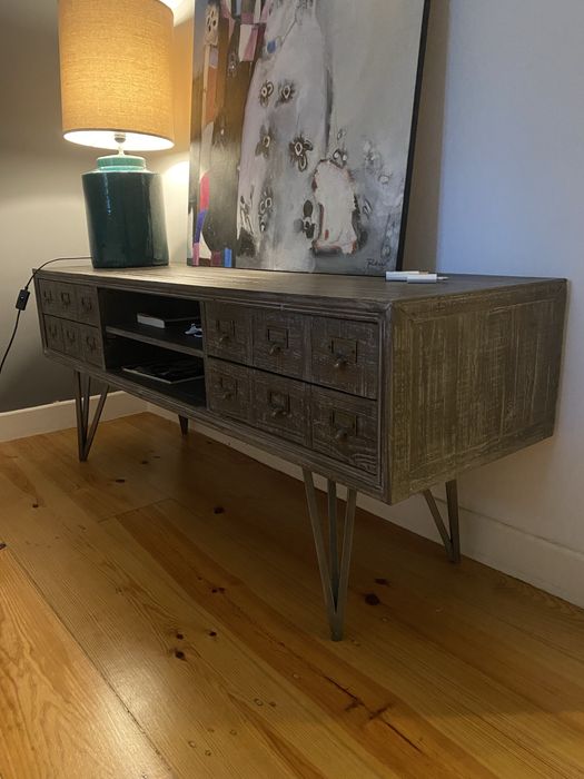 Aparador e mesa de cabeceira estilo industrial