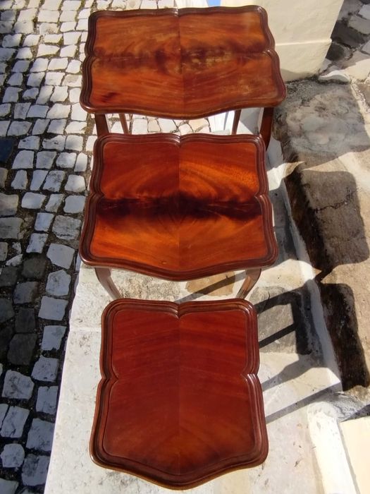 Conjunto de 3 Mesas de Encaixe "Mesa Mãe" Moveis Antigos em Mogno Polido