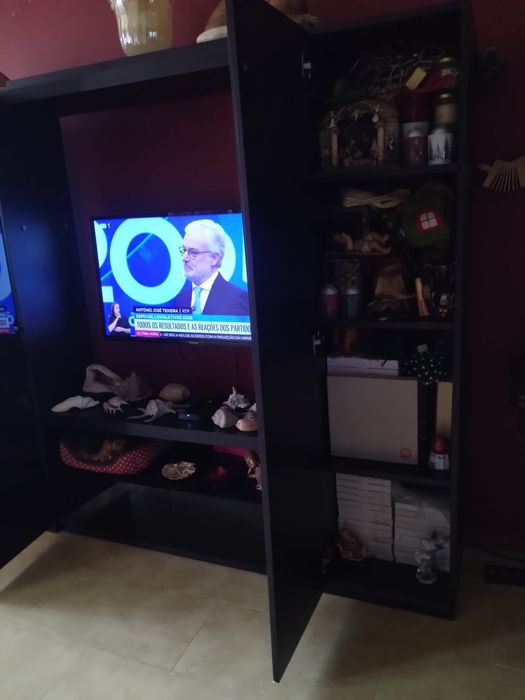 Móvel Moderno Preto com Portas Espelhadas