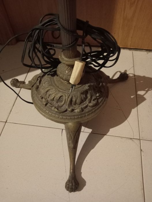 Candiero antigo de pé alto latão