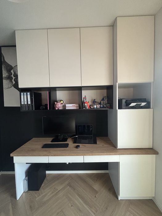 Zabudowa meblowa na wymiar z biurkiem – lakierowane fronty, klik
