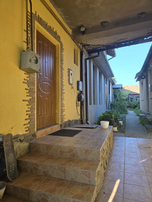 Продаж будинку-напівособняка розташований в спокійному районі міста