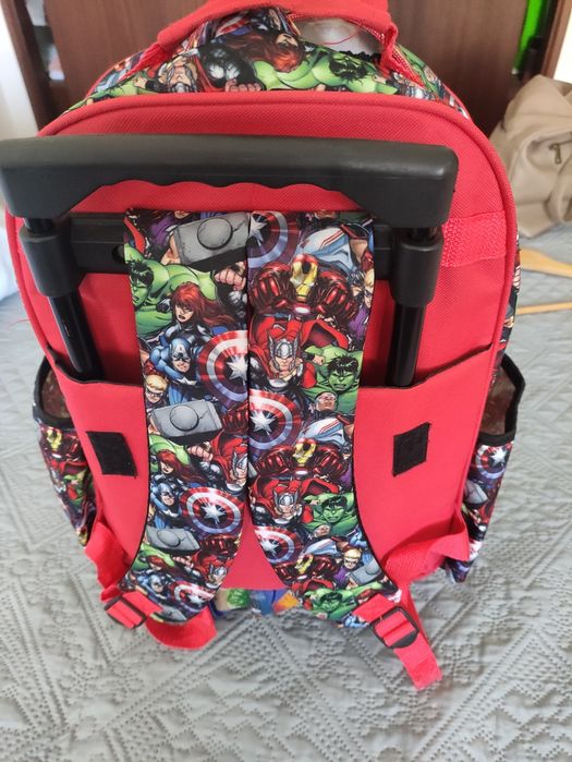 Mochila trolley avengers muito bom estado
