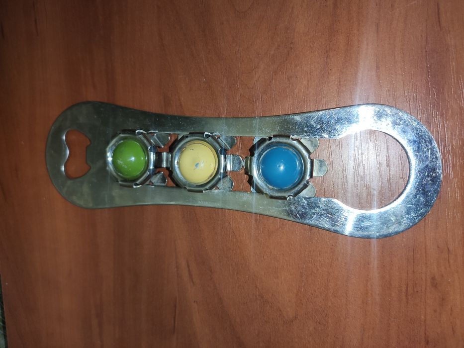 Продам сувенир  открывалка светофор