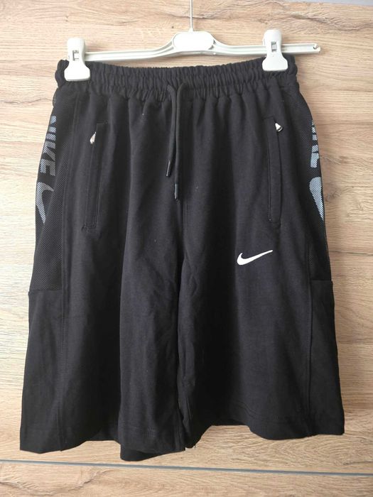 Spodenki męskie bawełniane Nike w kolorze czarnym logo szyte i napis na z boku z siateczki