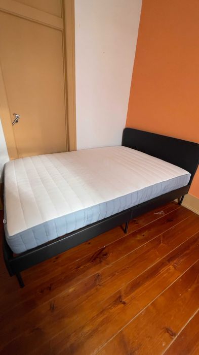 cama: Colchão Ikea VALEVÅG e estrado SLATTUM