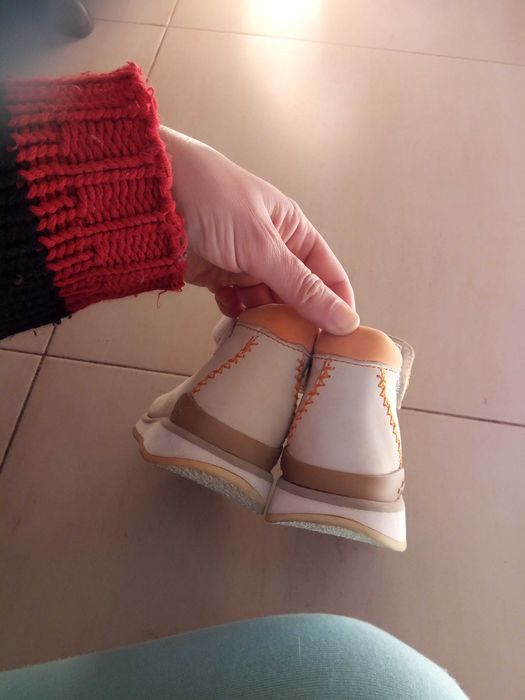 Sapatos de criança completamente novos.