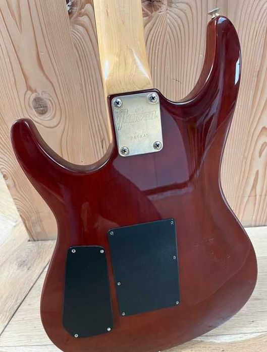 Guitarra eléctrica Maison em formato SuperStrat