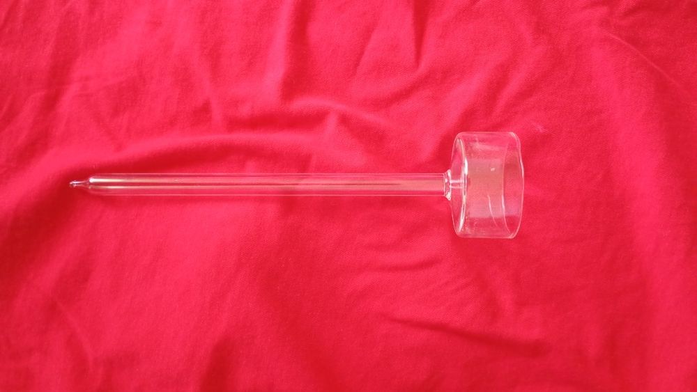 Świecznik w kształcie probówki do wbijania.