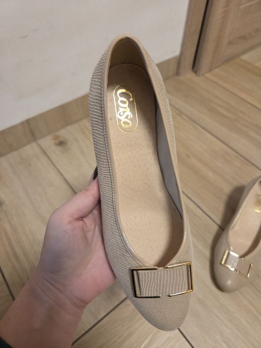 Eleganckie beżowe czółenka CORSO na stabilnym słupku