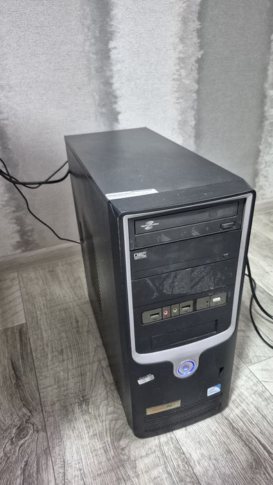Компьютер Робочий системний блок та монітор