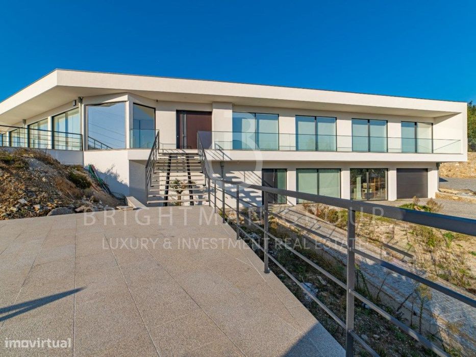 Moradia com 4 suites a estrear