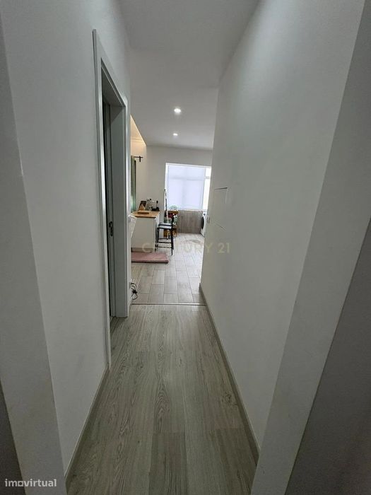 Apartamento T2 Renovado na Venda Nova – Zona Calma e Bem Localizada